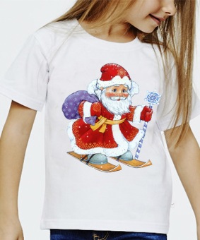 Новогодняя футболка "Дед мороз на лыжах" детская с принтом на сайте mosmayka.ru